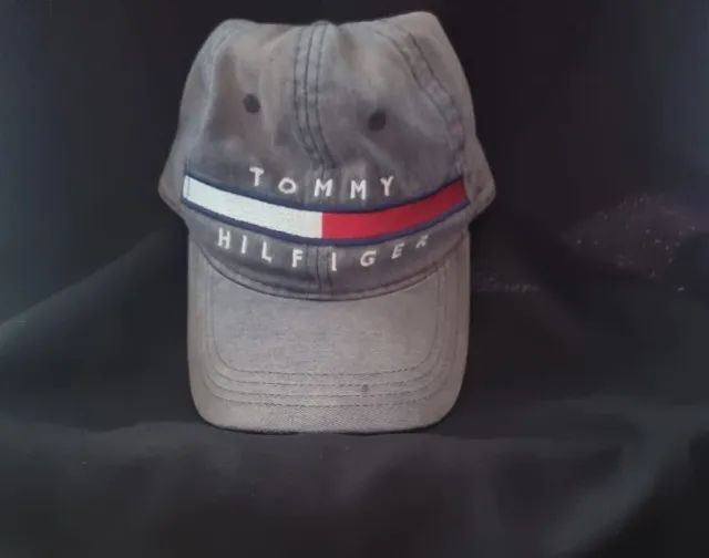 Bone em tecido cinza chumbo com detalhes branco e vermelho tommy hilfiger - Foto 2
