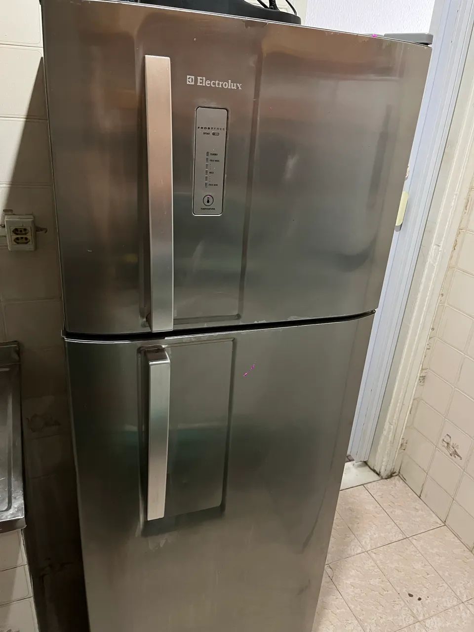 Geladeira  Electrolux Frost Free Inox Duplex (modelo DF36X). 