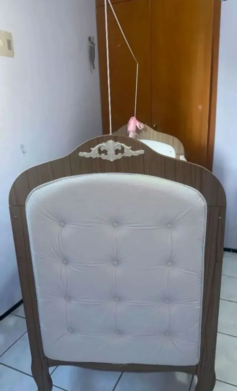 Berço USADO todo no MDF, capitonê e com rodinhas 