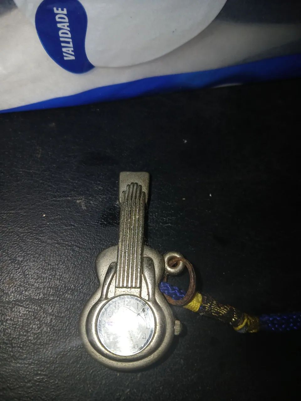 Vendo um chaveiro relogioantigo de violao