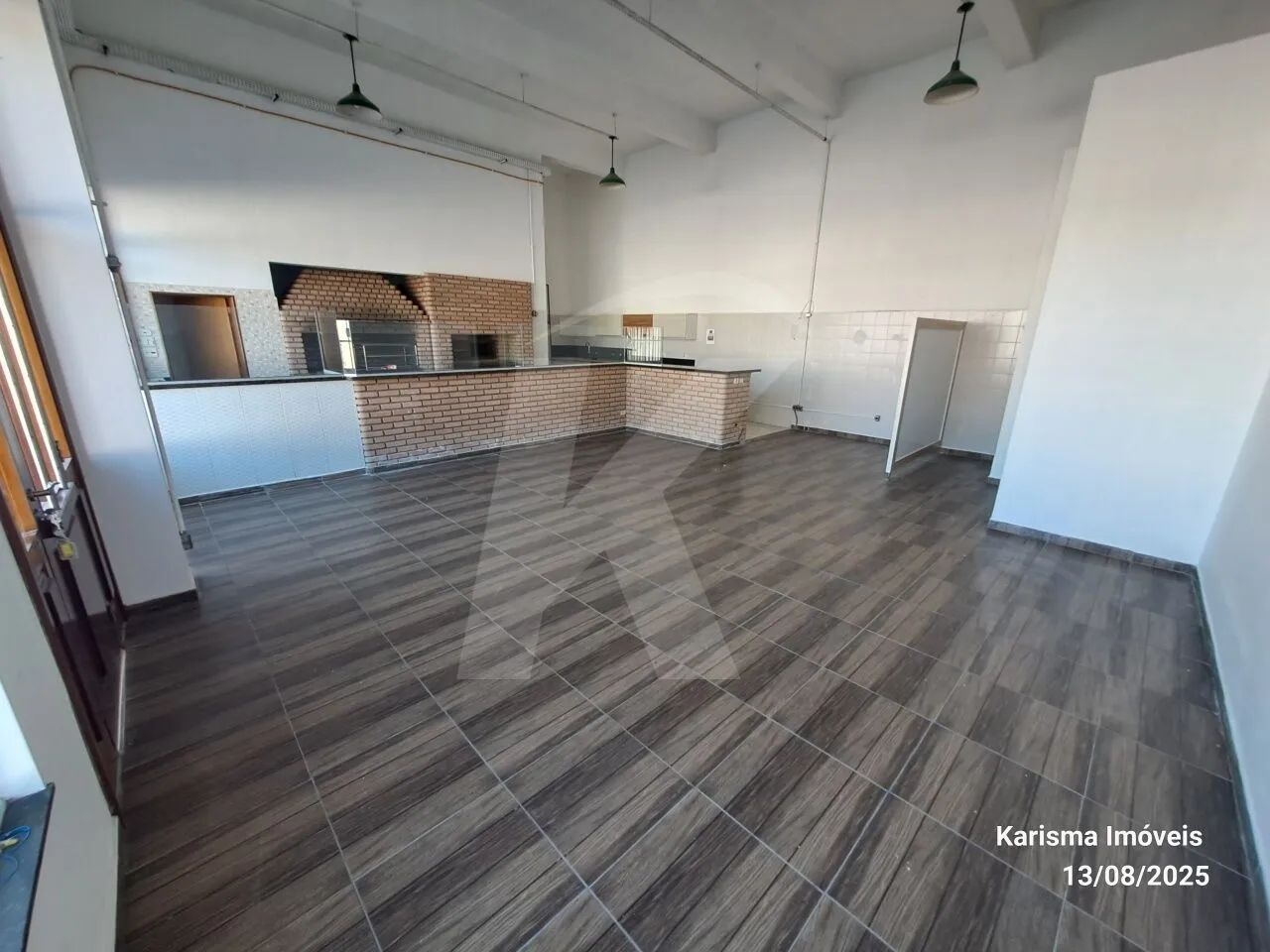 Salão comercial medindo 115 m² com 2 banheiros e vagas de garagem - Foto 3