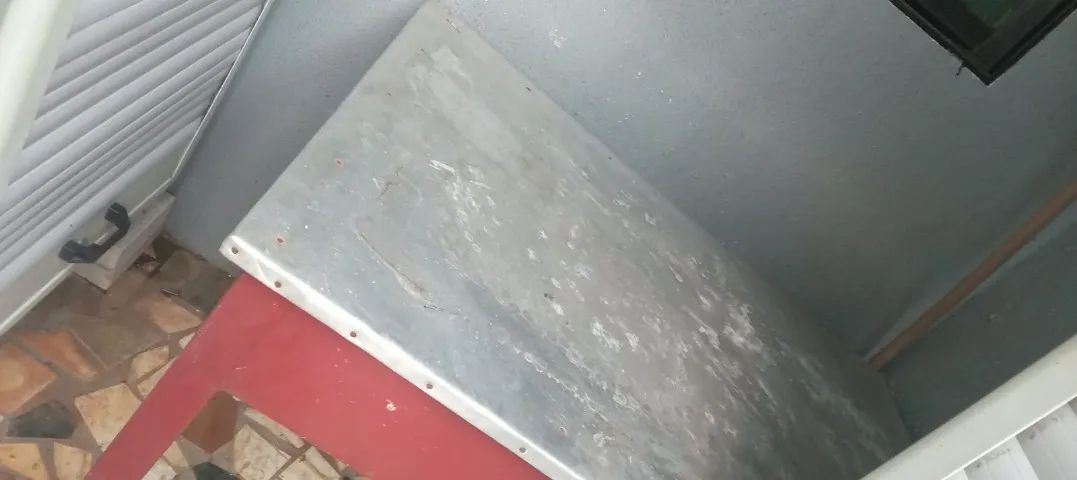 mesa de madeira com tampo de inox antiga