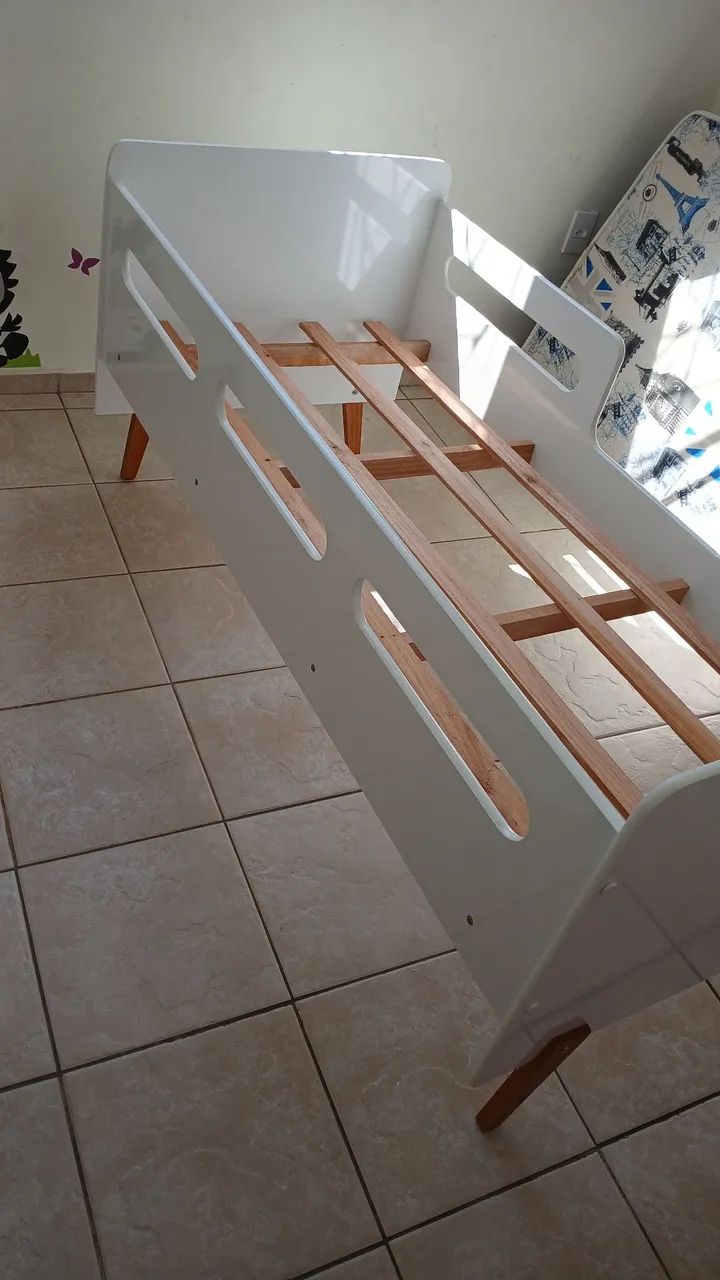 Cama Infantil com colchão Sem detalhes.
