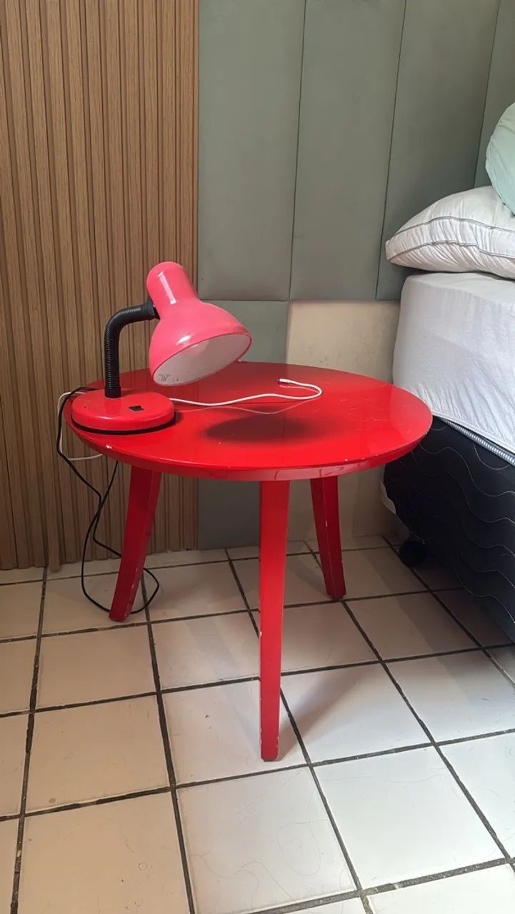 Mesa de centro / mesa de cabeceira vermelha
