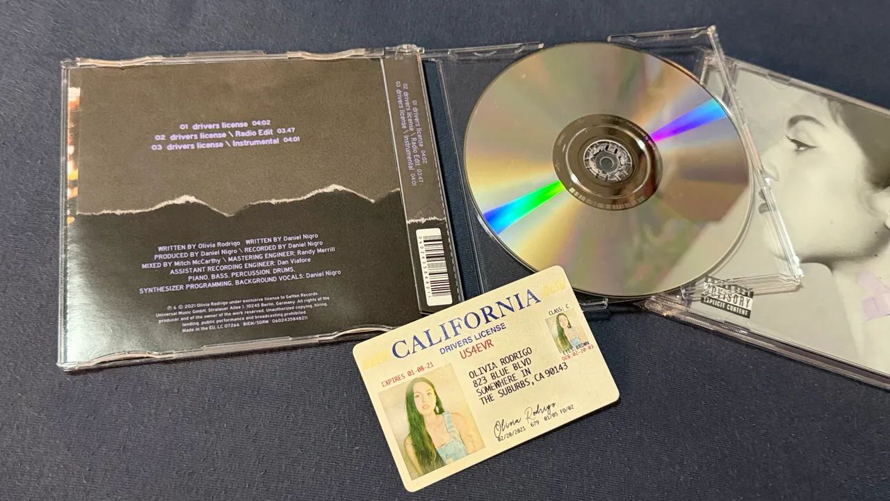 Olivia Rodrigo CDs Singles drivers license e vampire - Foto 5