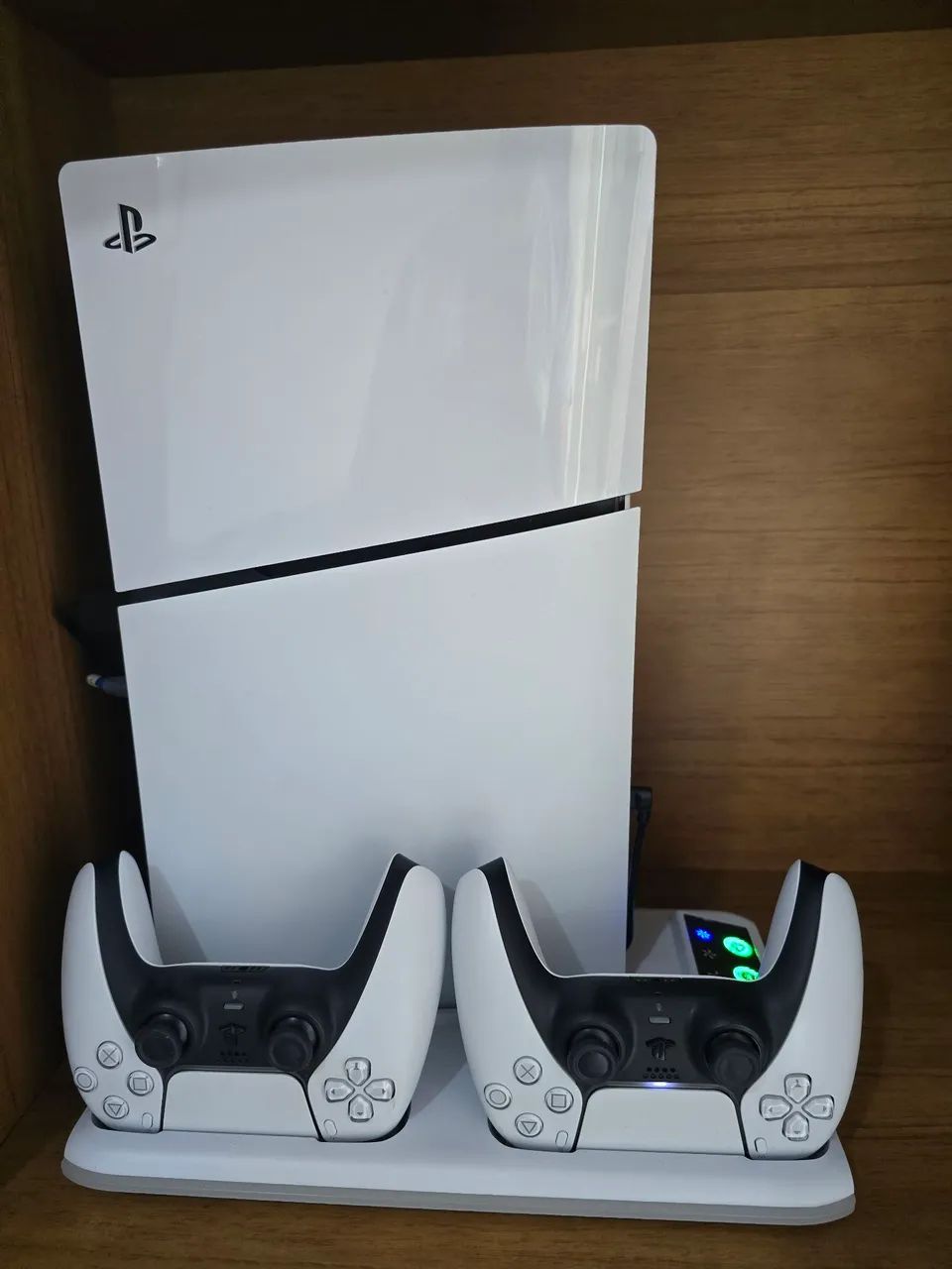 PS5 + 2 Controles + base de carregamento.  - Foto 2