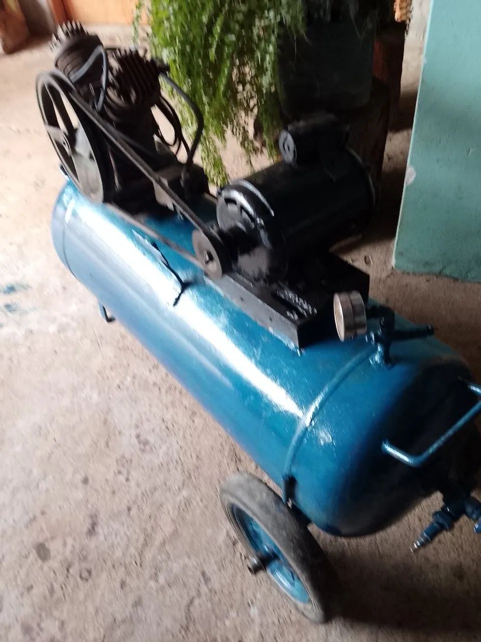Vendo esse compressor em perfeito funcionamento 1500,00 contato *