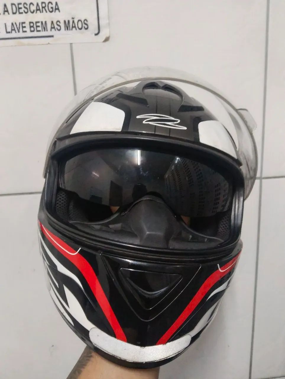 Capacete com óculos interno