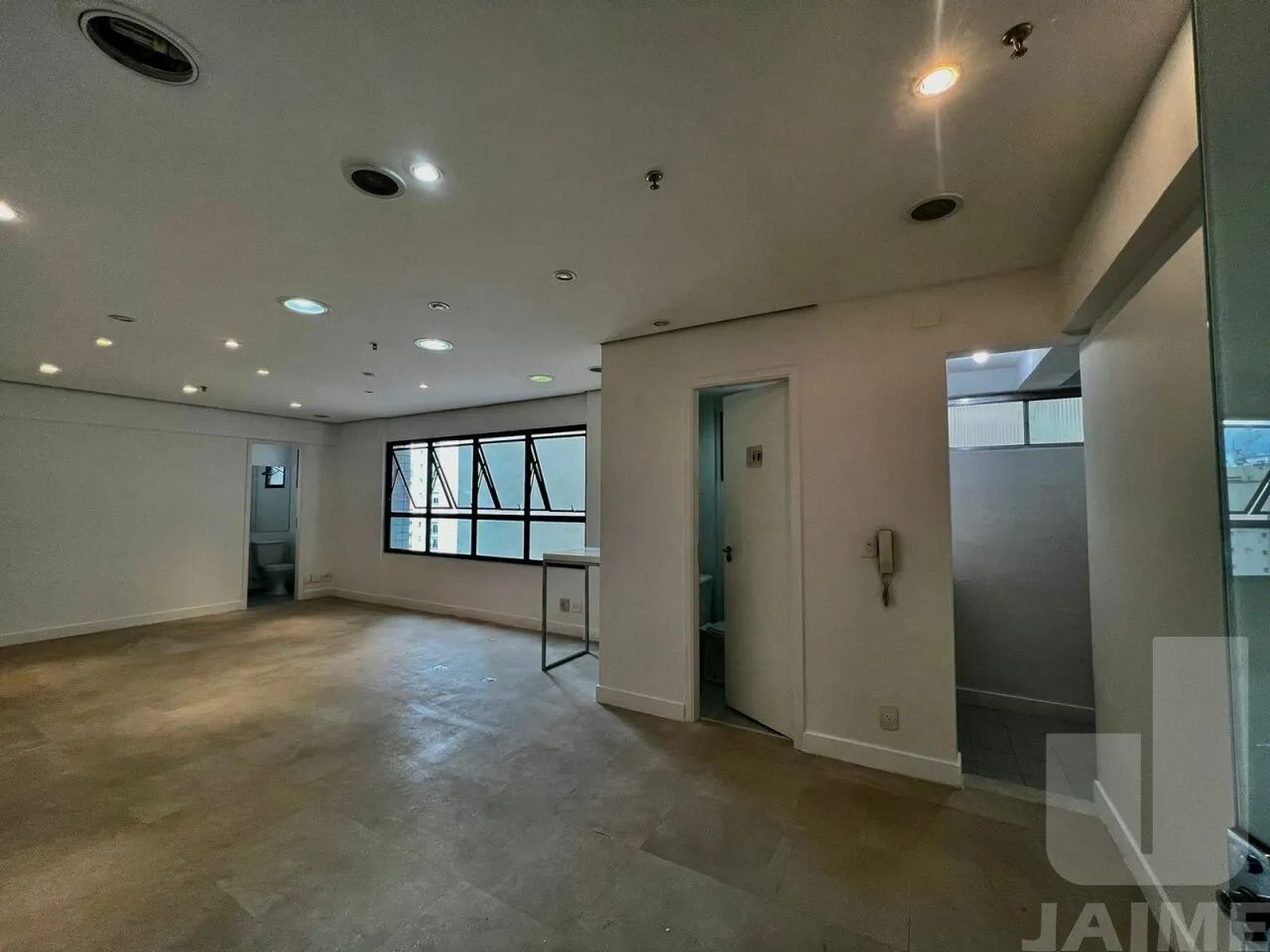 Sala Comercial com copa, dois banheiros e 1 vaga em ótima localização de Pinheiros