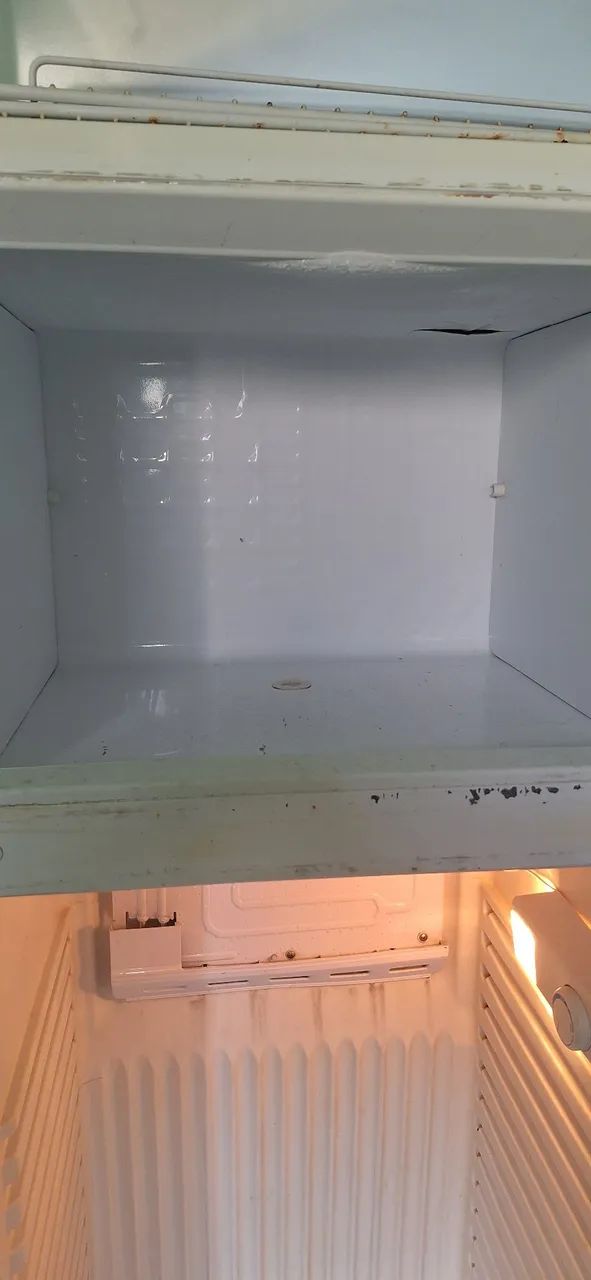 Vendo geladeira usada da Electrolux, funcionamento perfeitamente  com gaveta  e grades - Foto 2