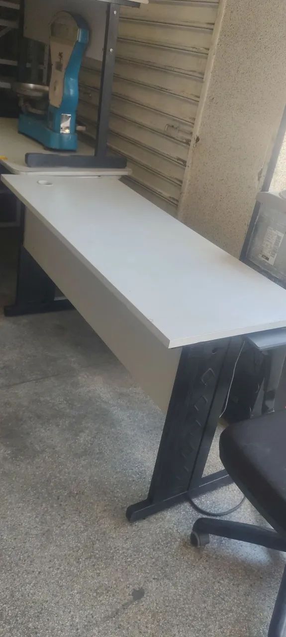 Mesa de escritório sem gaveta 