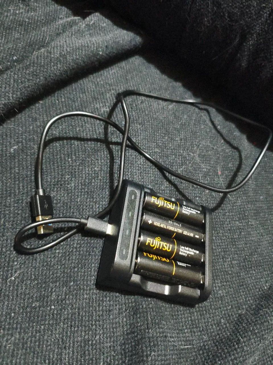 Carregador de Pilhas Enercell + 4 Pilhas Fujitsu Premium