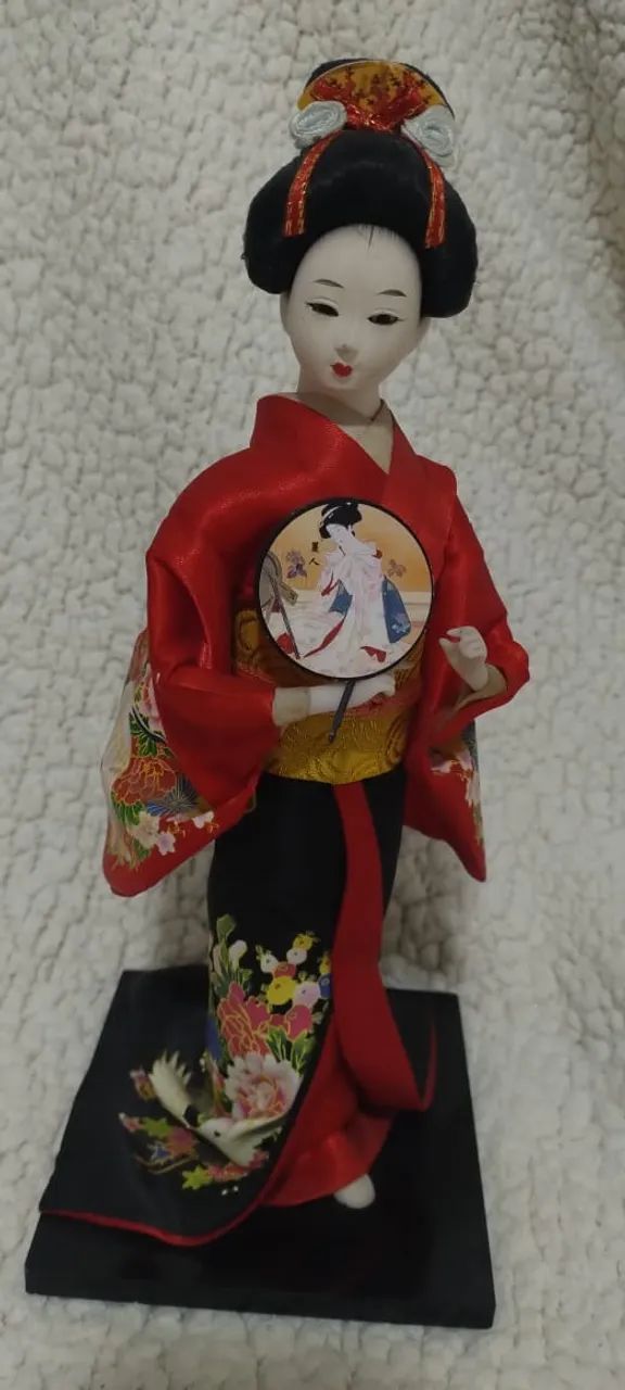 Boneca japonesa gueixa em perfeito estado.