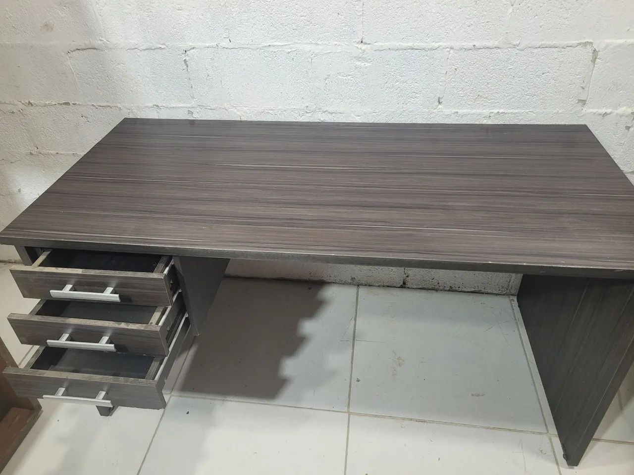 Mesa de escritório com gavetas  - Foto 3