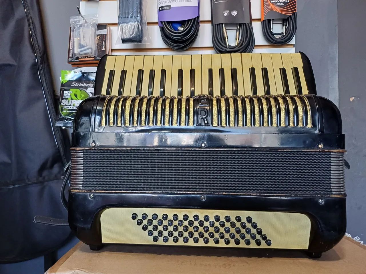 Acordeon Honner de 60 Baixos Eletrificado - Foto 4