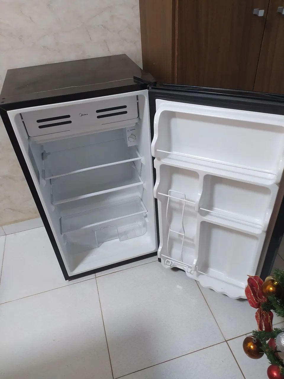 Frigobar 93L inox Midea com freezer. - Foto 2