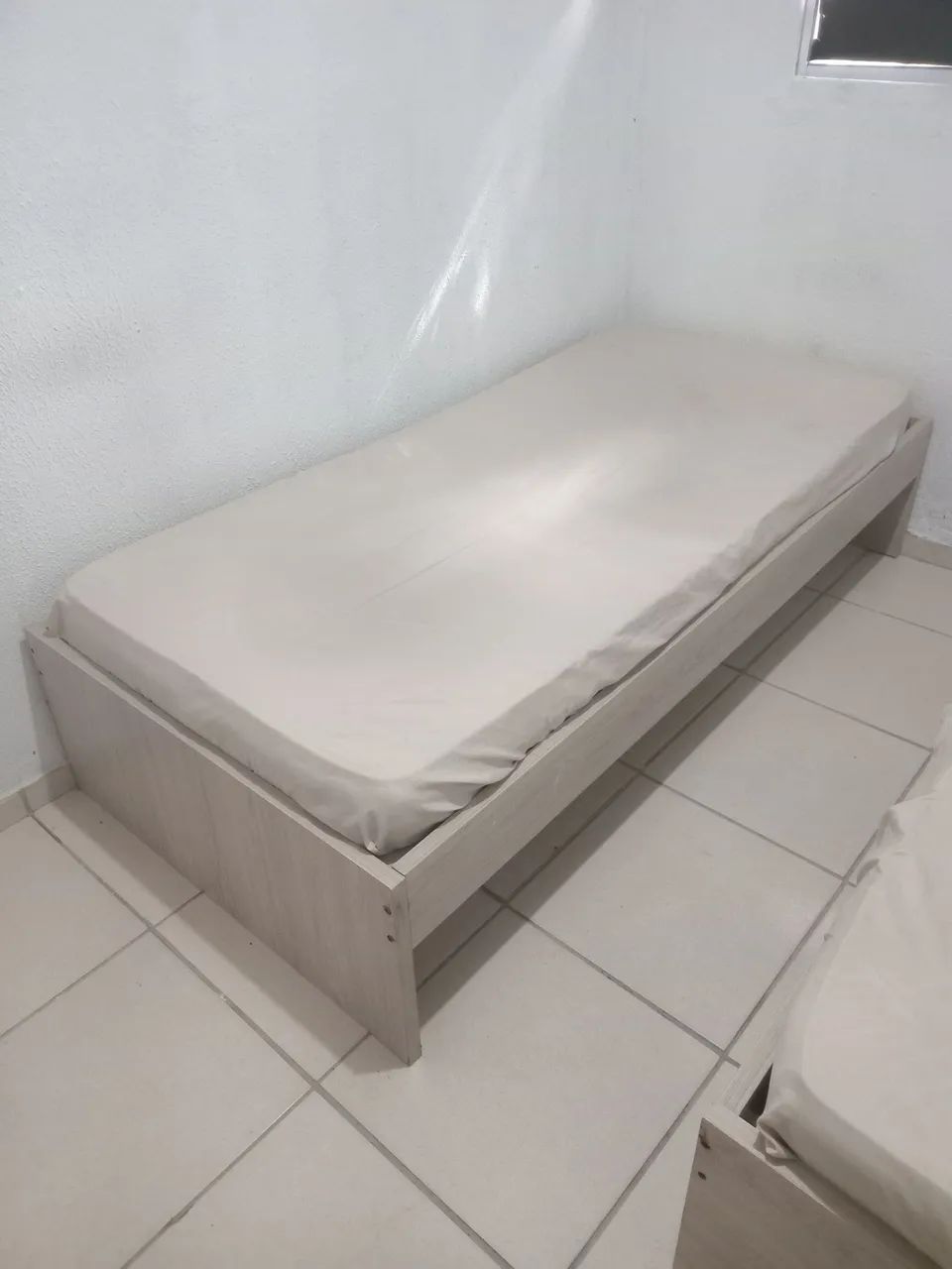 CAMA DE SOLTEIRO MDF. , UMA PENTEADEIRA COM ESPELHO.