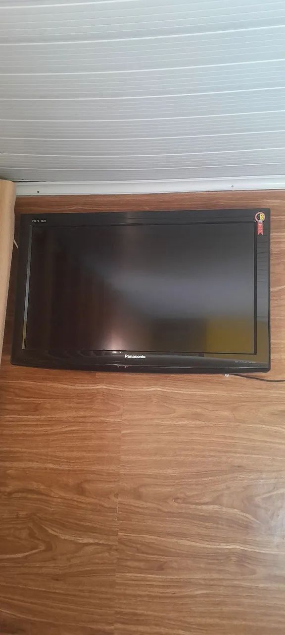 Vendo TV 32 . Funciona perfeitamente. Vendendo porque comprei outra. OBS. NÃO É SMART
