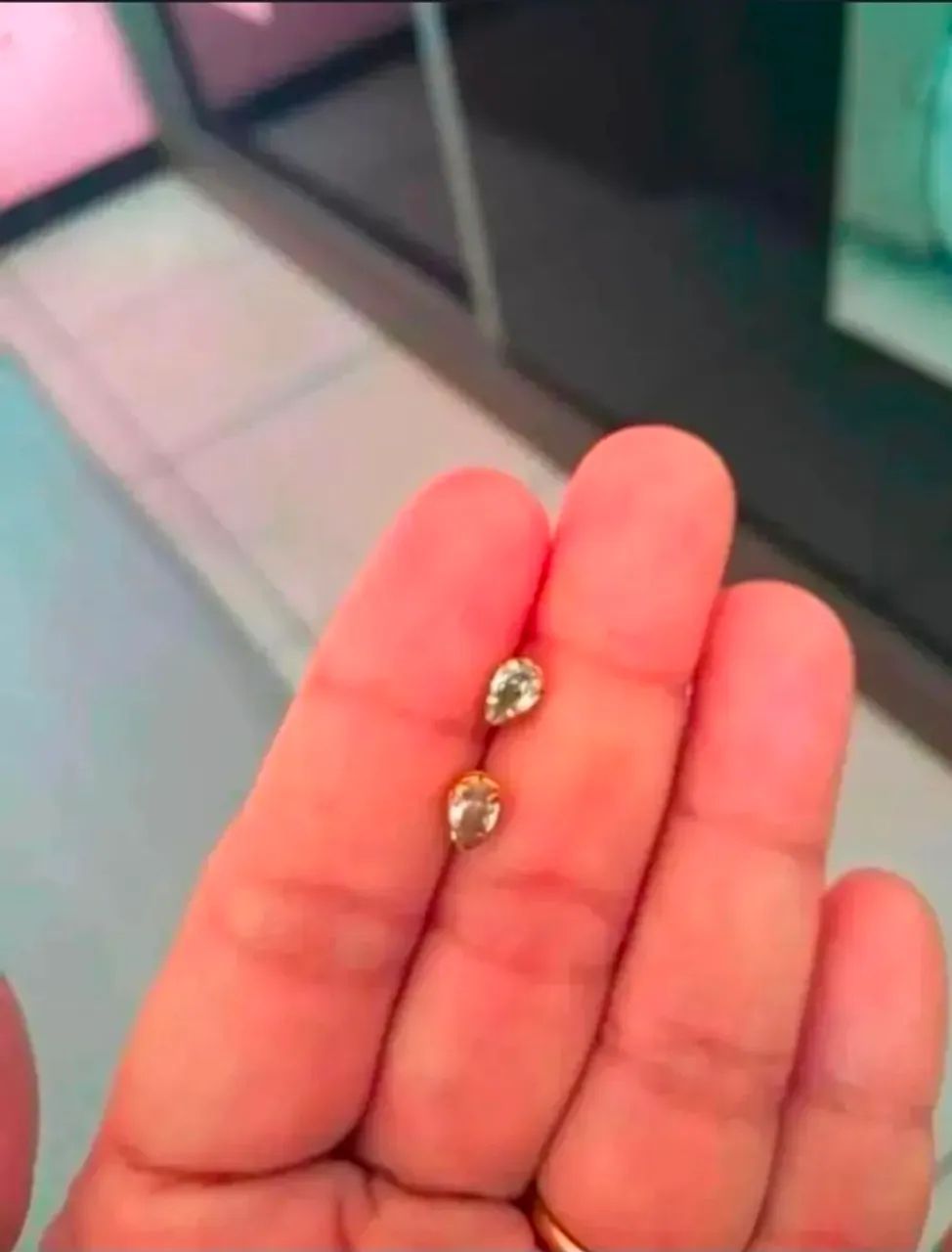 Vendo 2 brincos com zirconia  - Foto 5