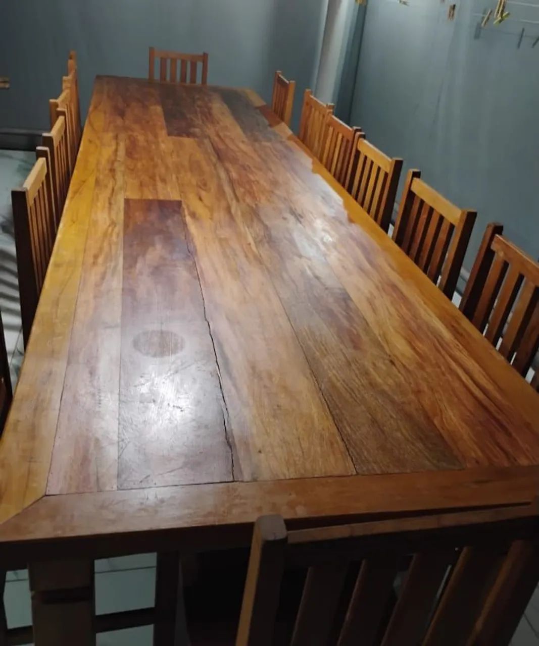 Vende-se mesa de madeira com cadeiras 
