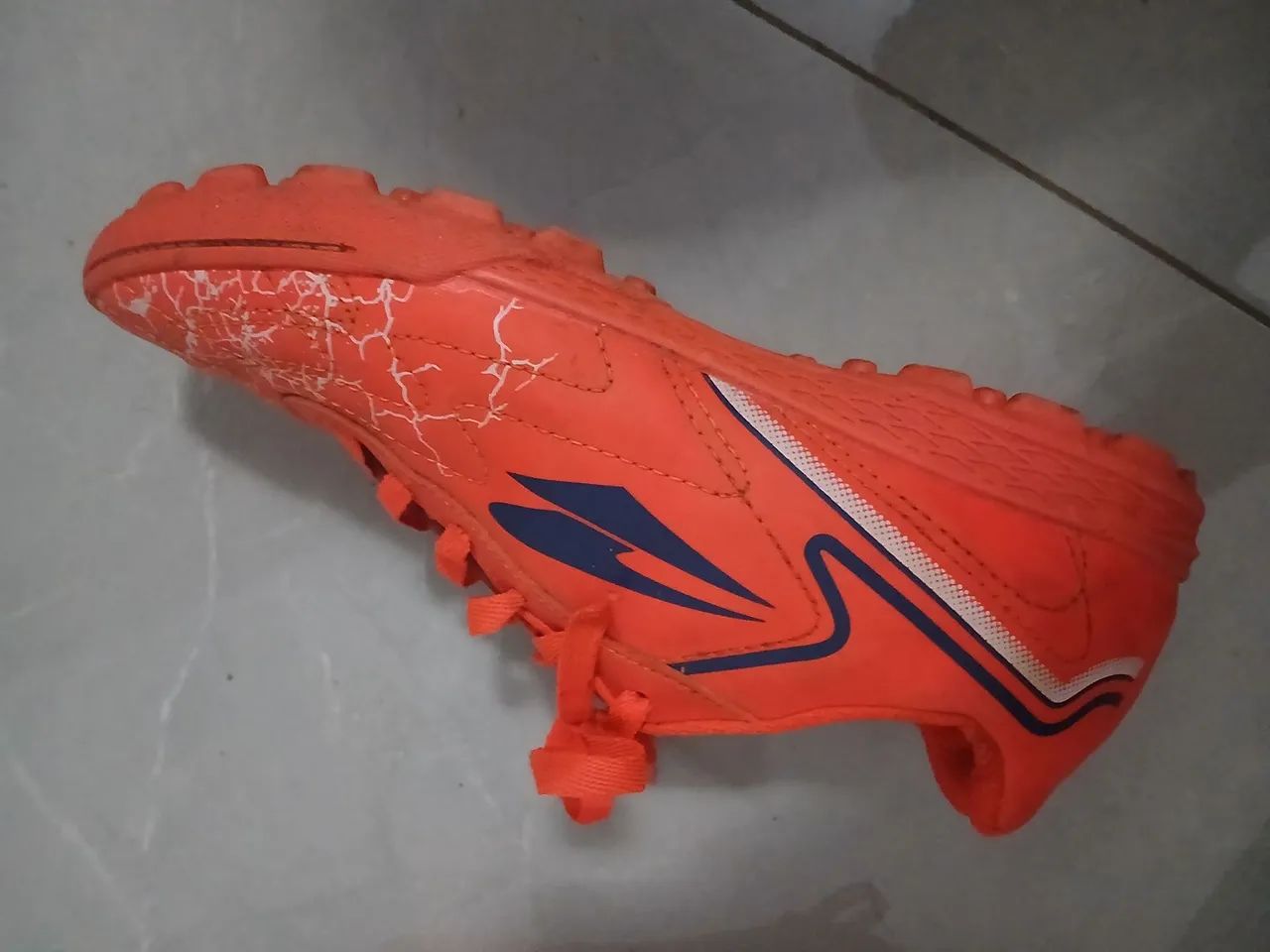Chuteira marca Dray  na caixa cheiro de novo usada uma vez,de cor laranja  - Foto 3