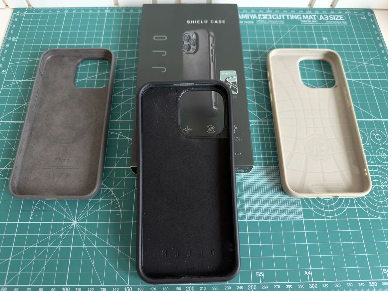 Lote com 3 capinhas para iPhone 15 Pro Max - Mujjo, Apple e Spigen - Usadas - Foto 2