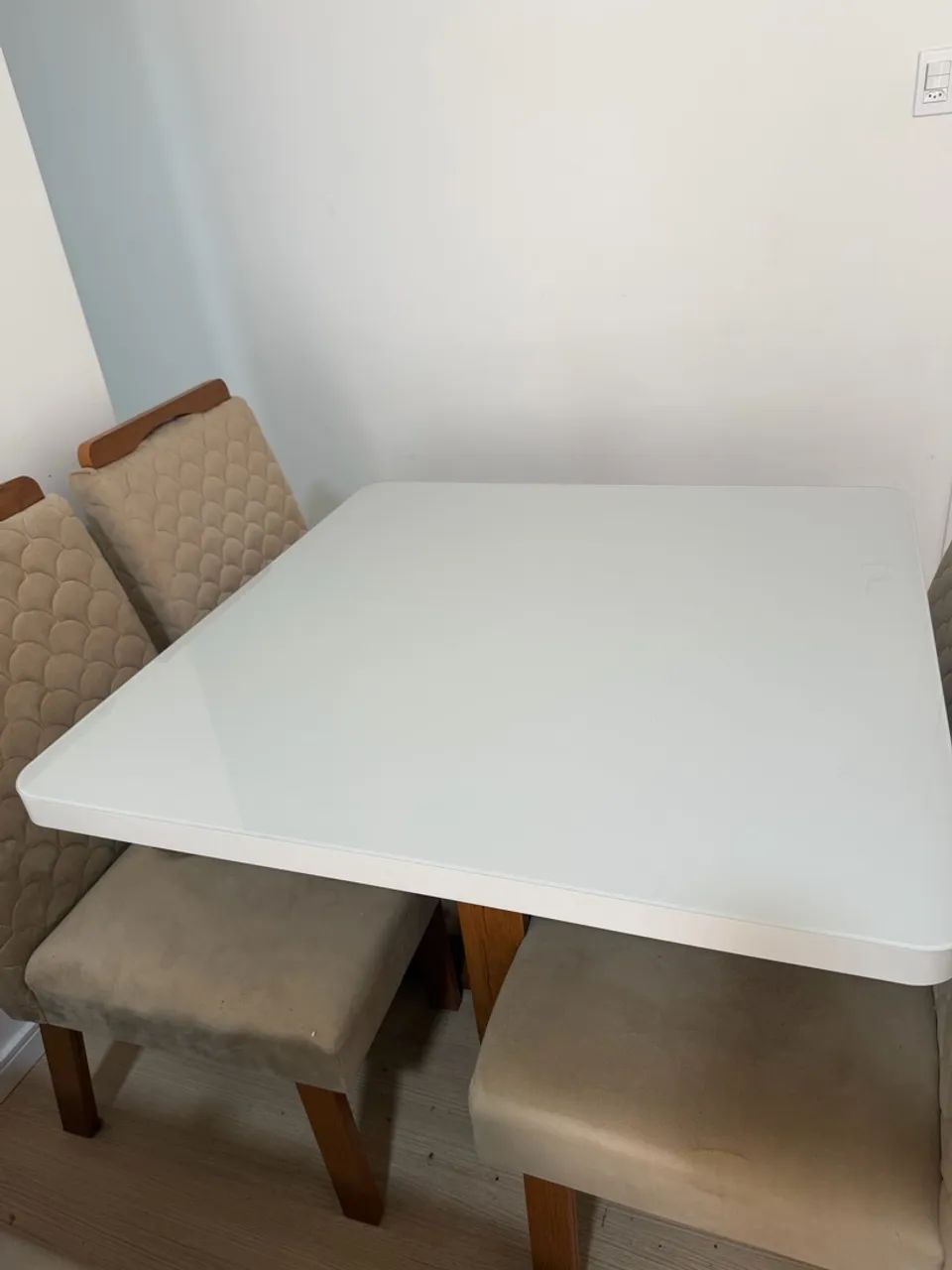 Mesa com cadeiras com tampo de vidro em estado de nova! - Foto 3