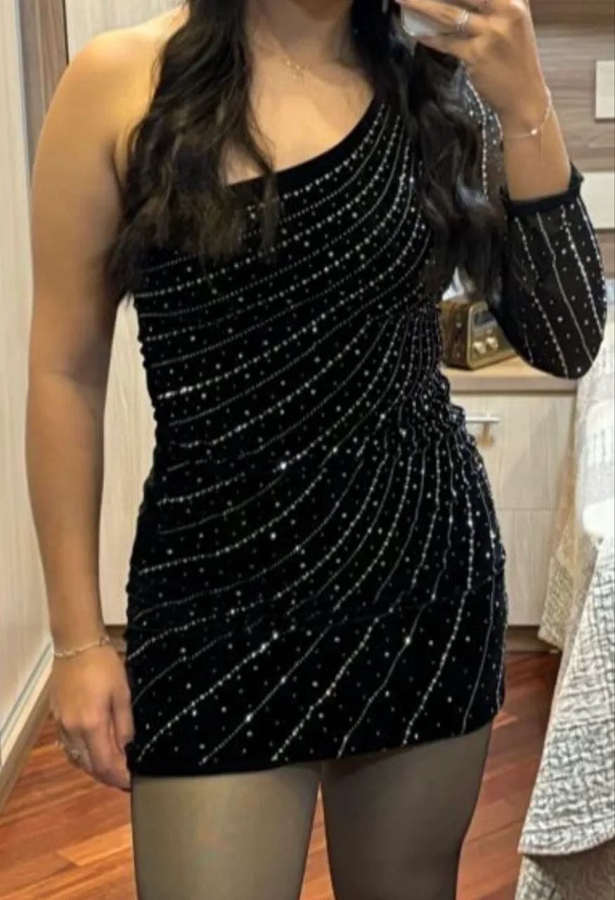 Vestido preto curto com brilho