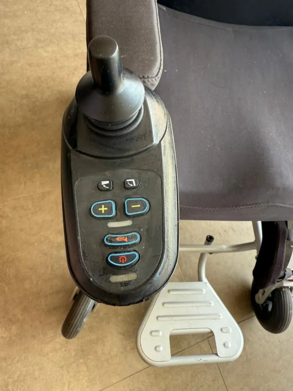 CADEIRA DE RODAS ELÉTRICA COM FECHAMENTO AUTOMÁTICO - Foto 3