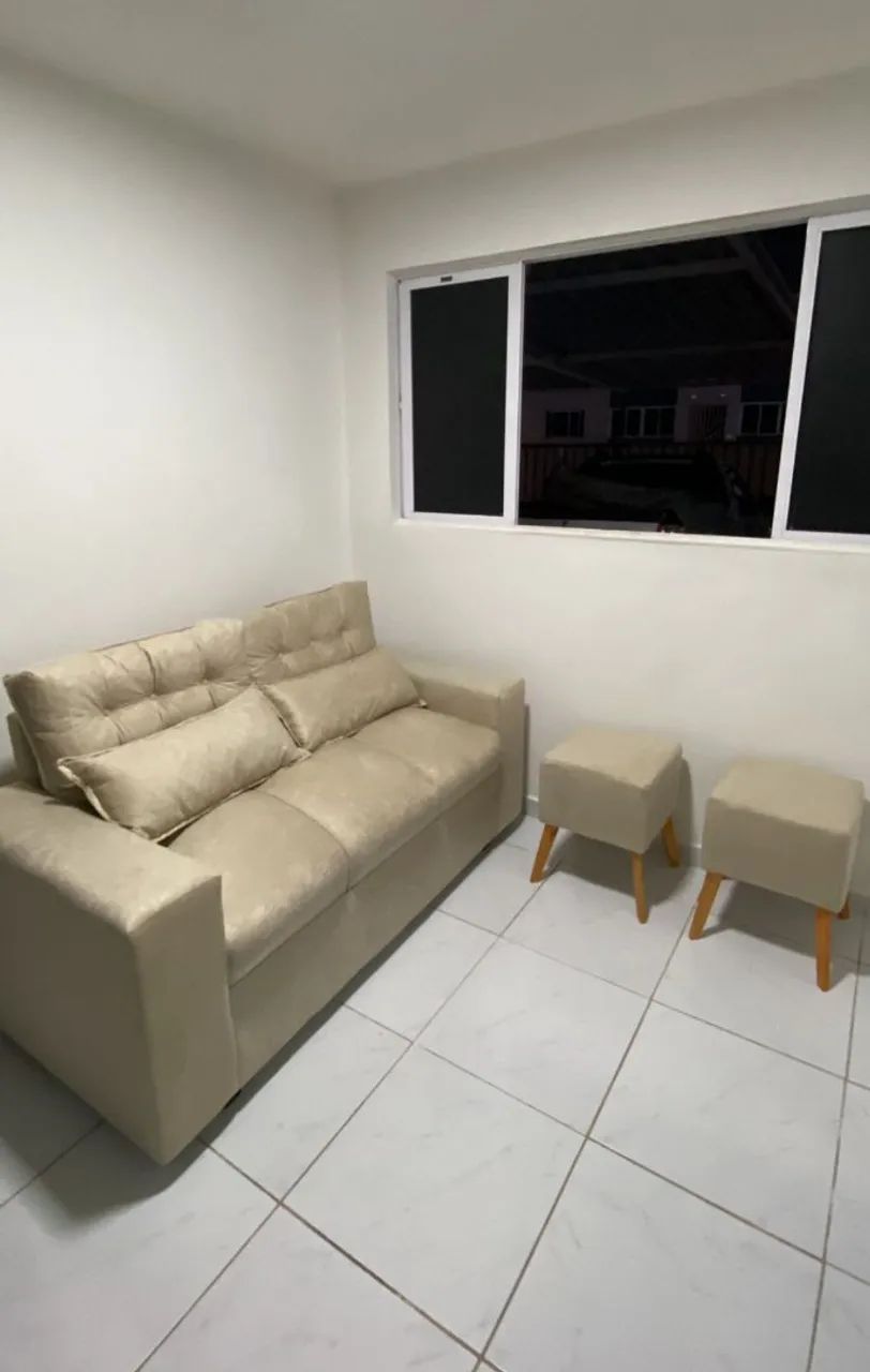 Kit sofá 3 lugares com 2 pufes retrô 2 almofadinhas!