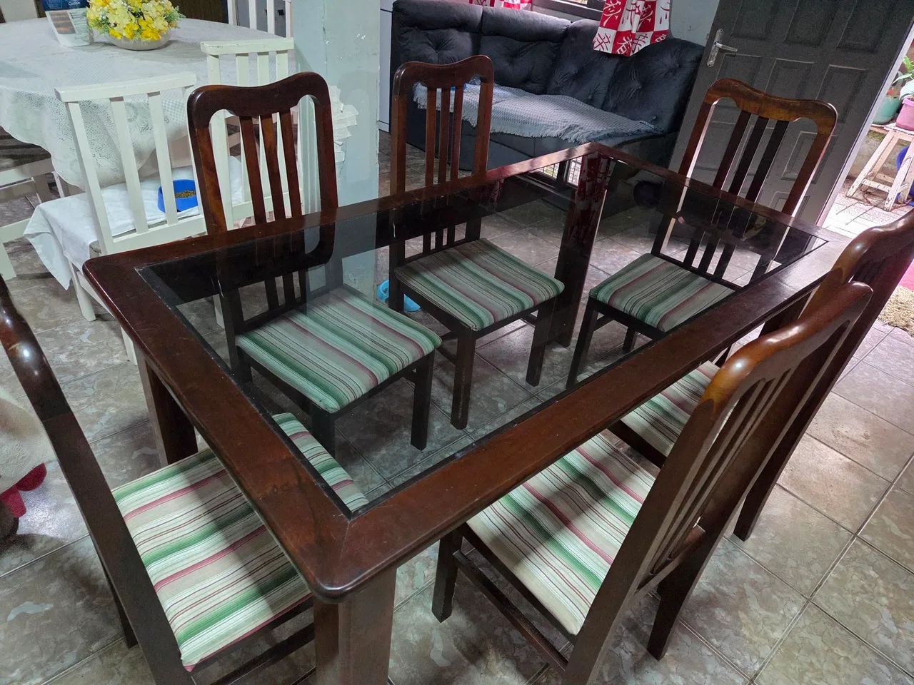 Vende-se mesa com seis cadeiras