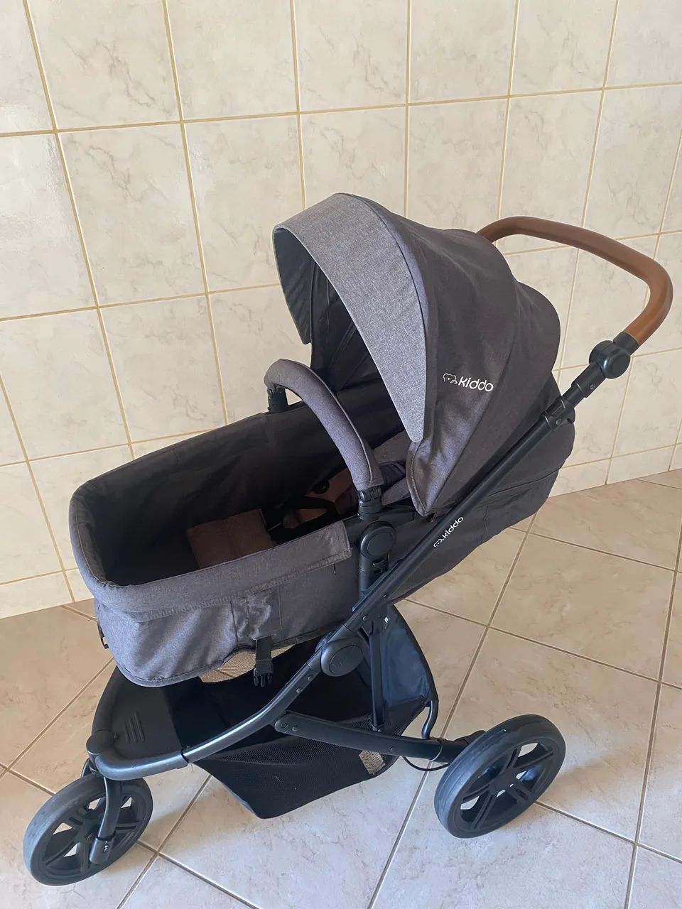 Carrinho Kiddo Trek com bebê conforto
