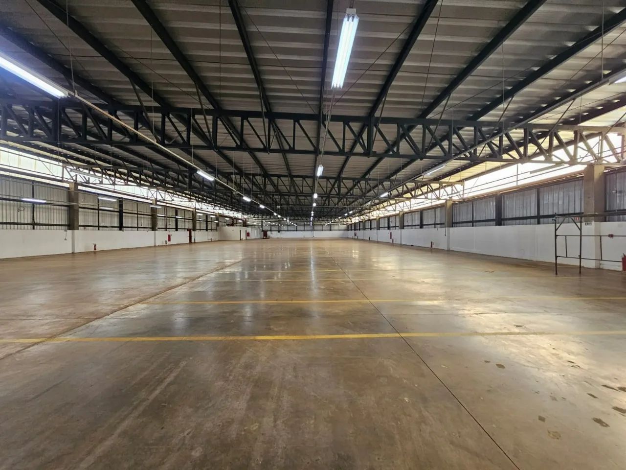 Galpão Logístico com 2800m² vão livre, pé dir 5 mts, com habíte-se, área coberta externa,  - Foto 5