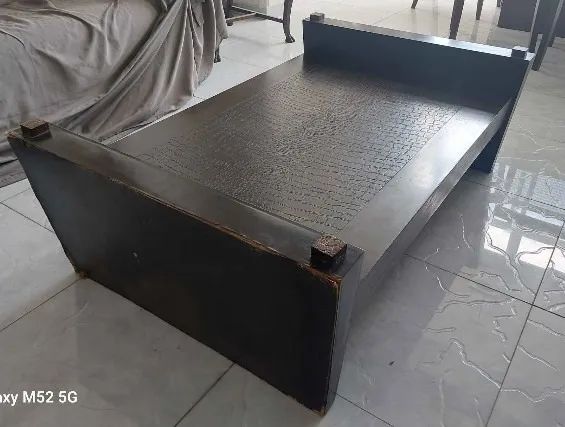 Mesa de centro em madeira maciça trabalhada. - Foto 4