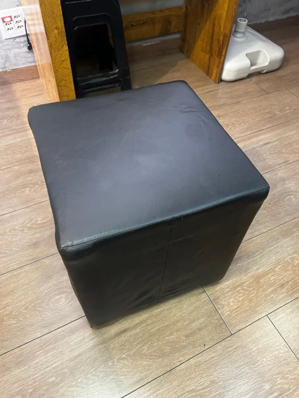 Vende-se 4 Puffs Pretos - Foto 3
