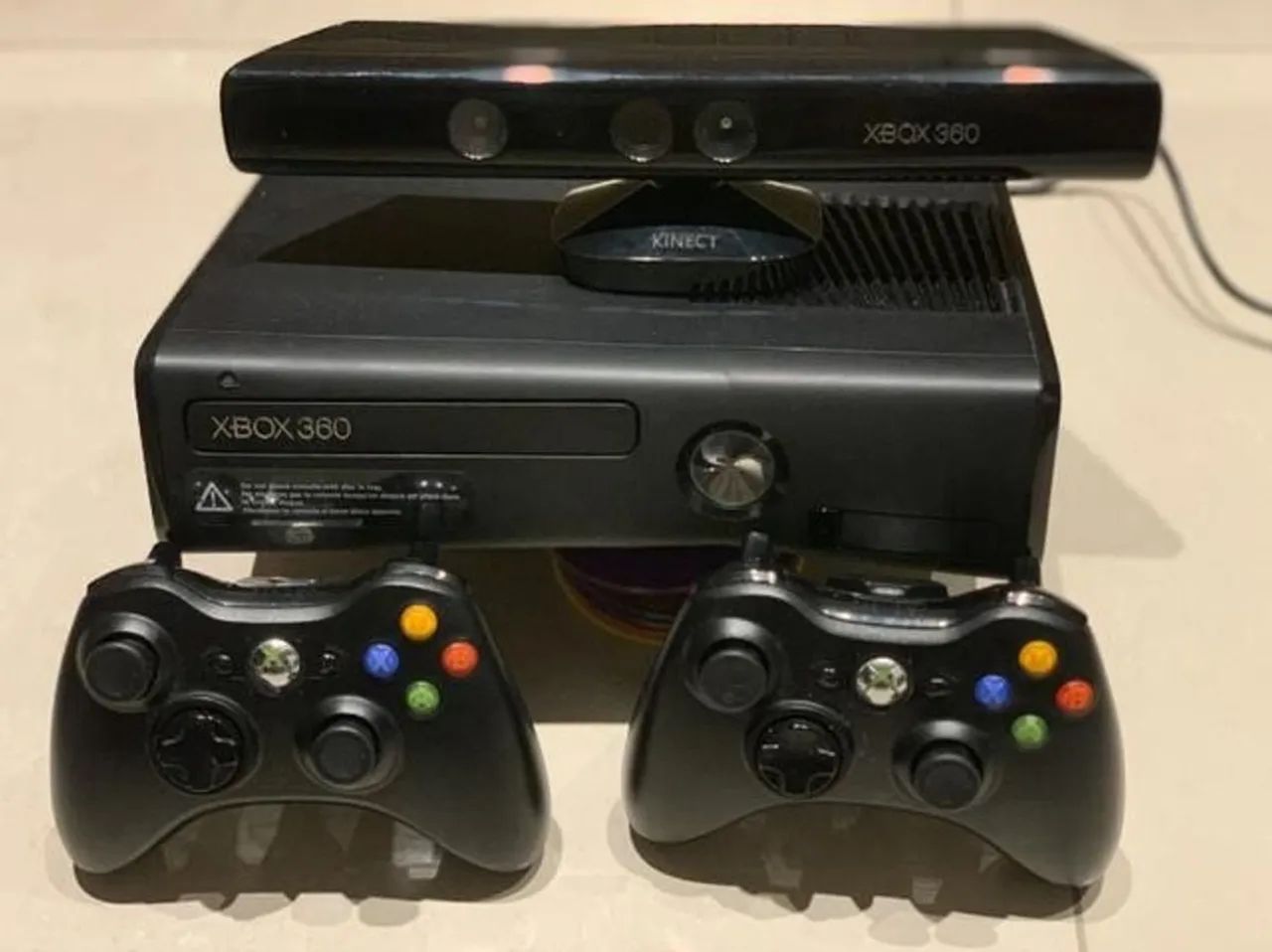 Xbox 360 com 2 controles e Kinect 