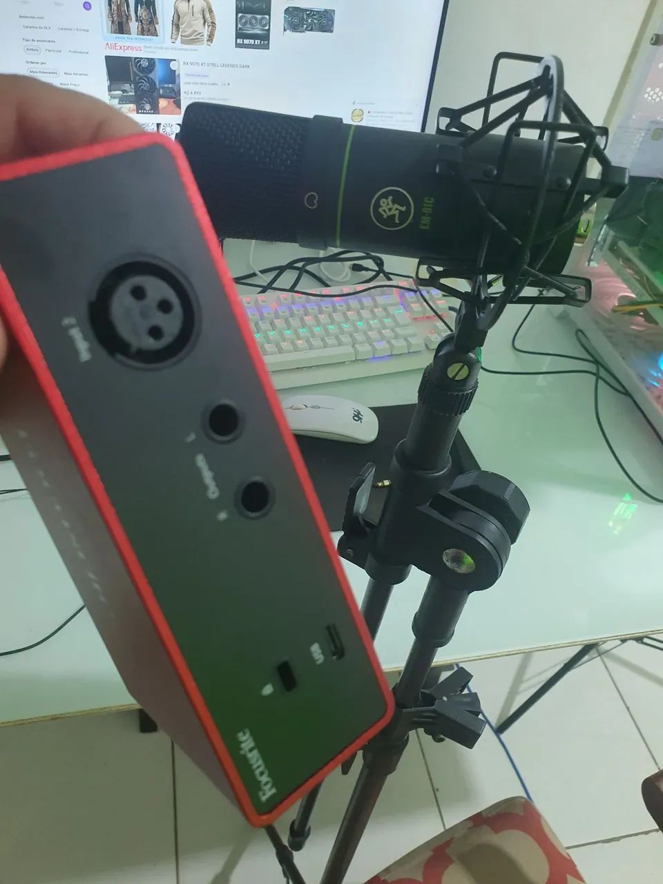 Kit focusrite 4 geração,  microfone EM-91c + tripé  1700,00 - Foto 4