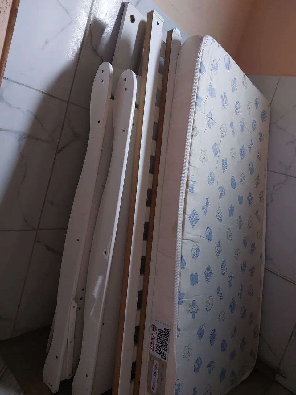 Berço americano, que vira cama compartilhada, com colchão 