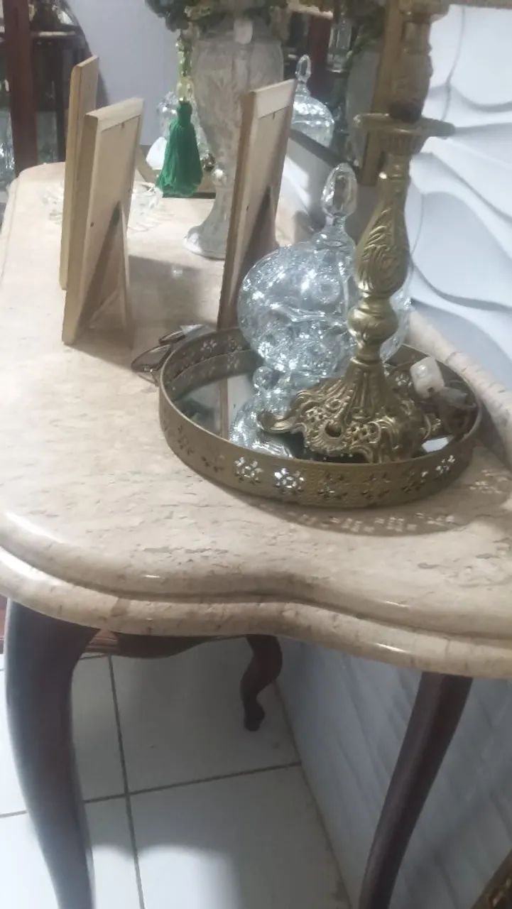 Aparador com tampo de mármore