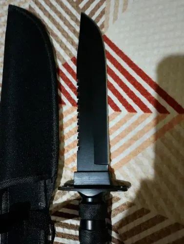 Faca esportiva toda em aço. 