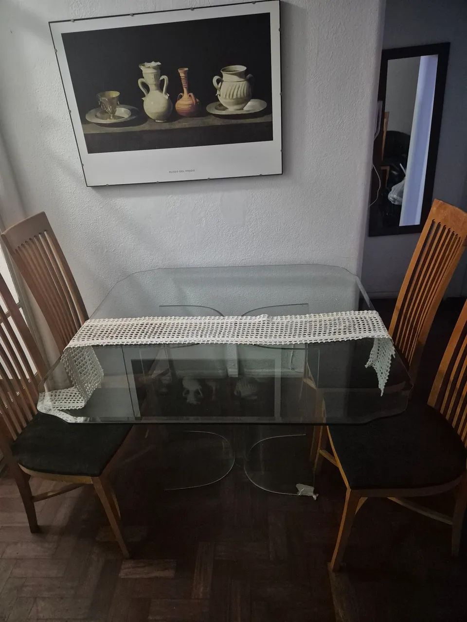 Mesa de vidro reforçado com cadeiras de madeira