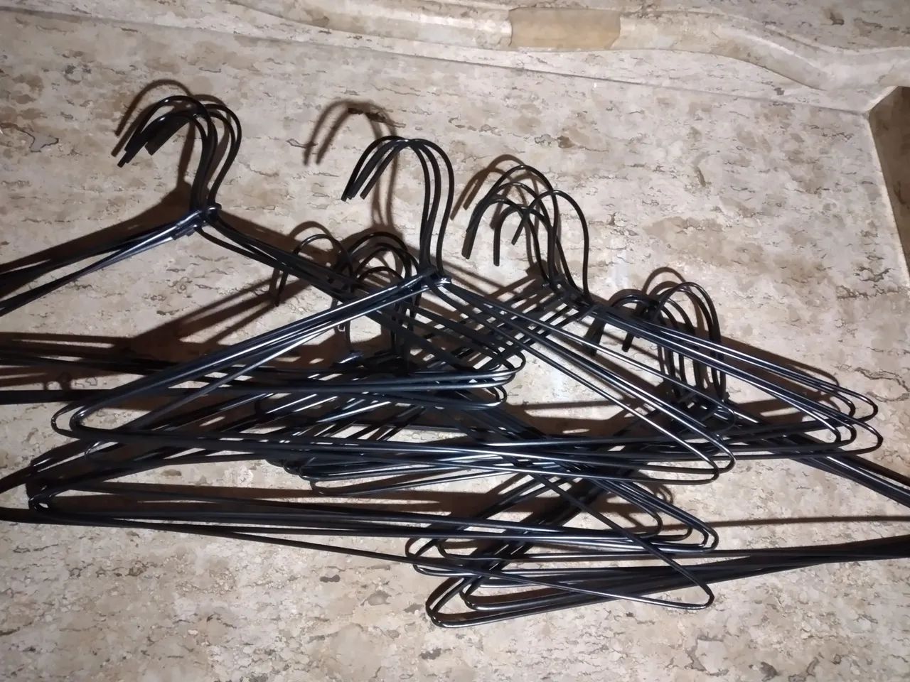 24 cabides de arame revestidos