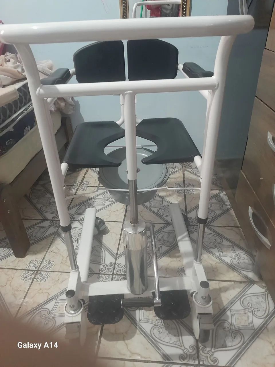 Cadeira de banho com várias utilidades. 