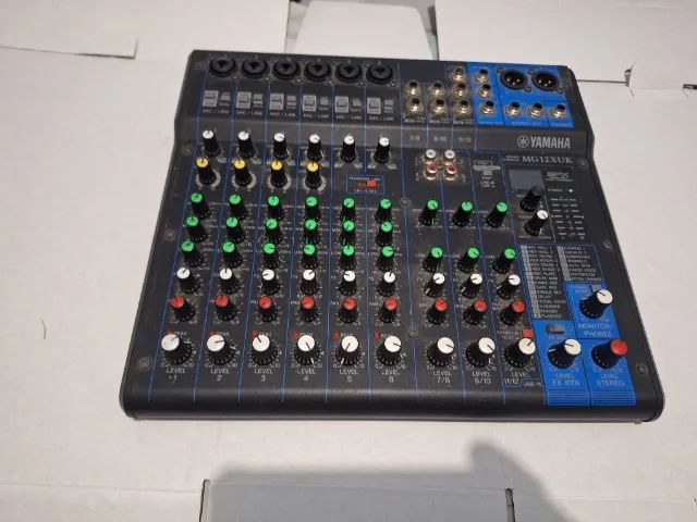 Mesa de Som Yamaha MG12XUK - 12 Canais com Efeitos e USB