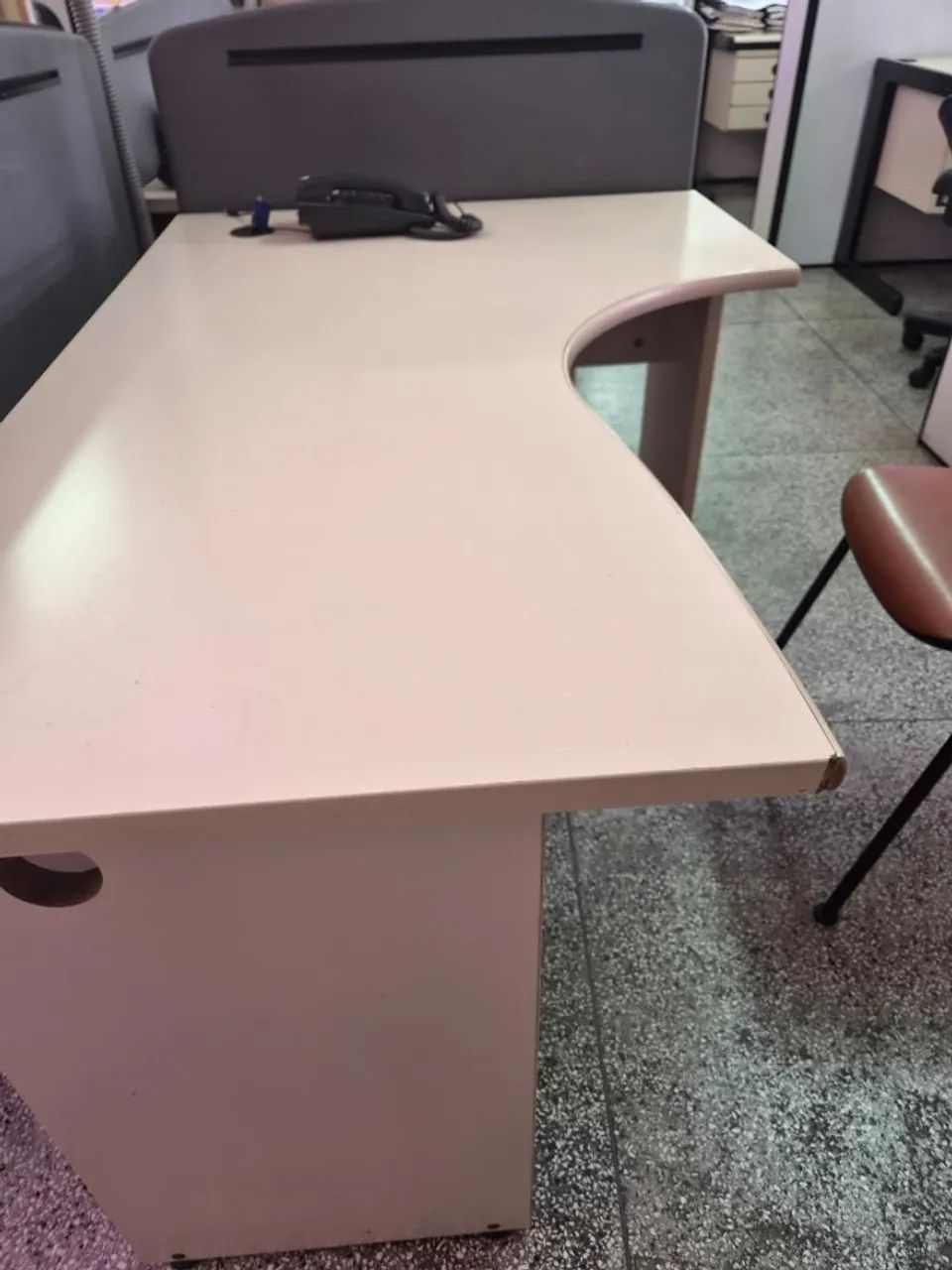 Estação de trabalho com divisória lateral, mesa em L