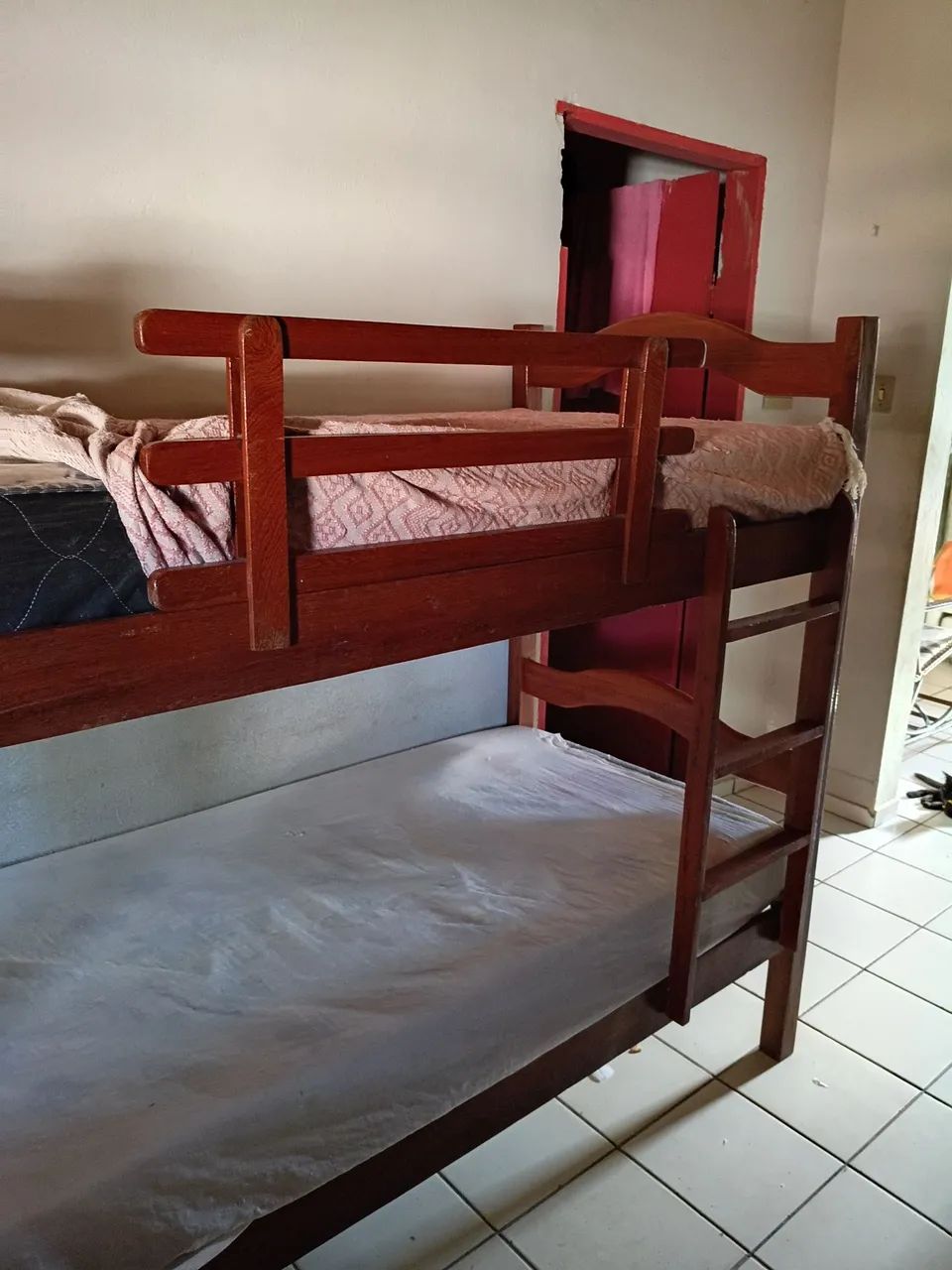 Vendo cama beliche de madeira legítima com colchões novos.
