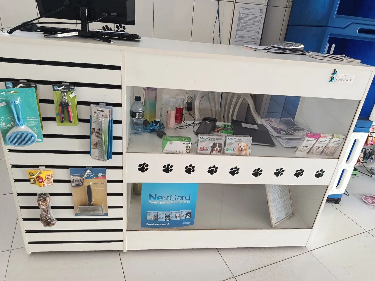 Vende-se balcão para caixa com uma gaveta 