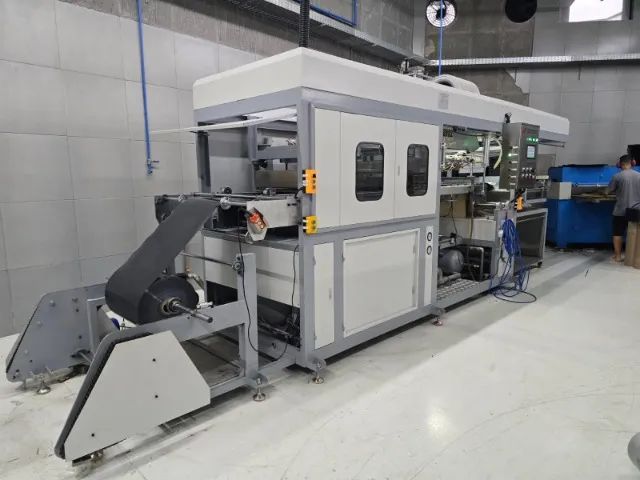 MÁQUINA DE VACCUM FORMING PARA FABRICAÇÂO DE EMBALAGENS PLÀSTICAS  - TEMOS 2 UN - RJ  - Foto 2