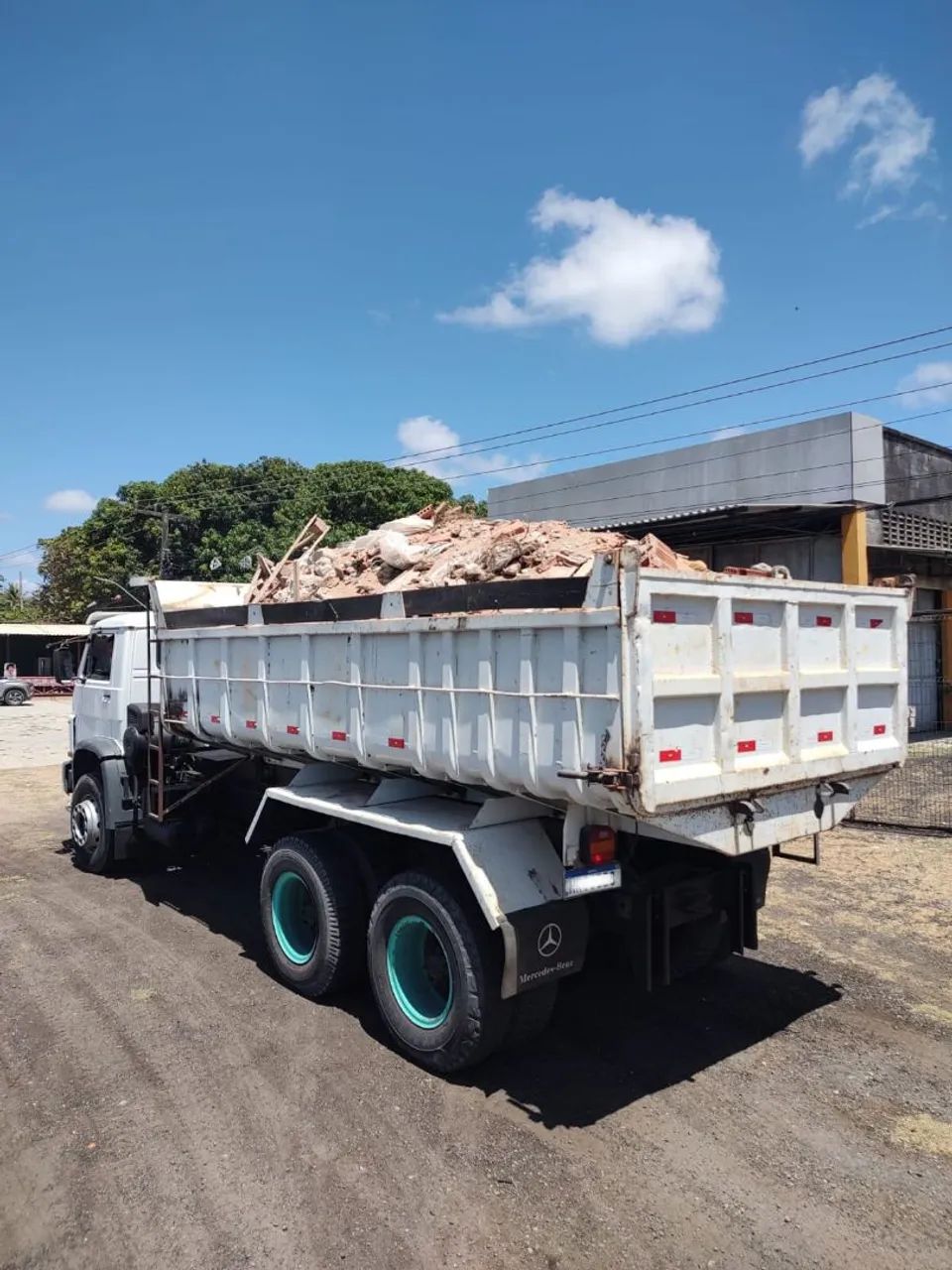 Caminhões e caçambas disponíveis para locação e serviços diversos