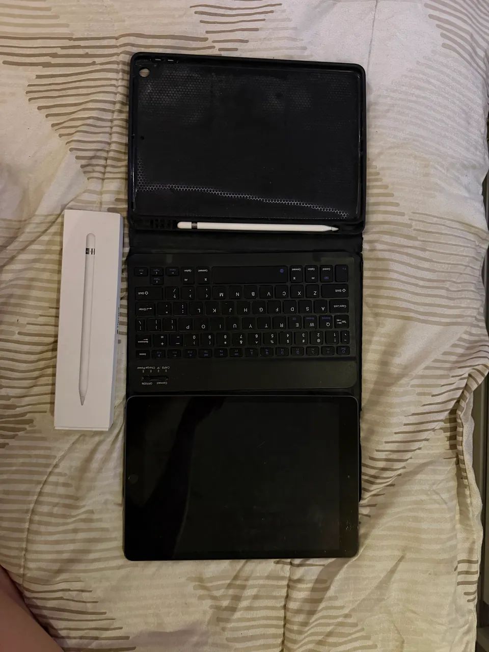 iPad 7, 32GB + Apple Pencil + carregador + capa c/ teclado - Foto 2